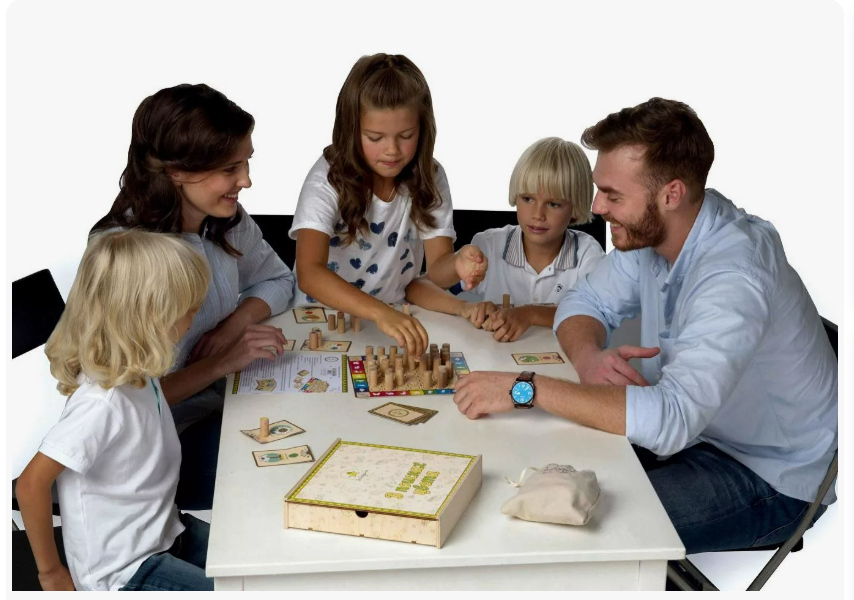 Скоро осенние каникулы. Ищете интересные игры для семейного вечера? Вот несколько идей, которые точно понравятся всем.