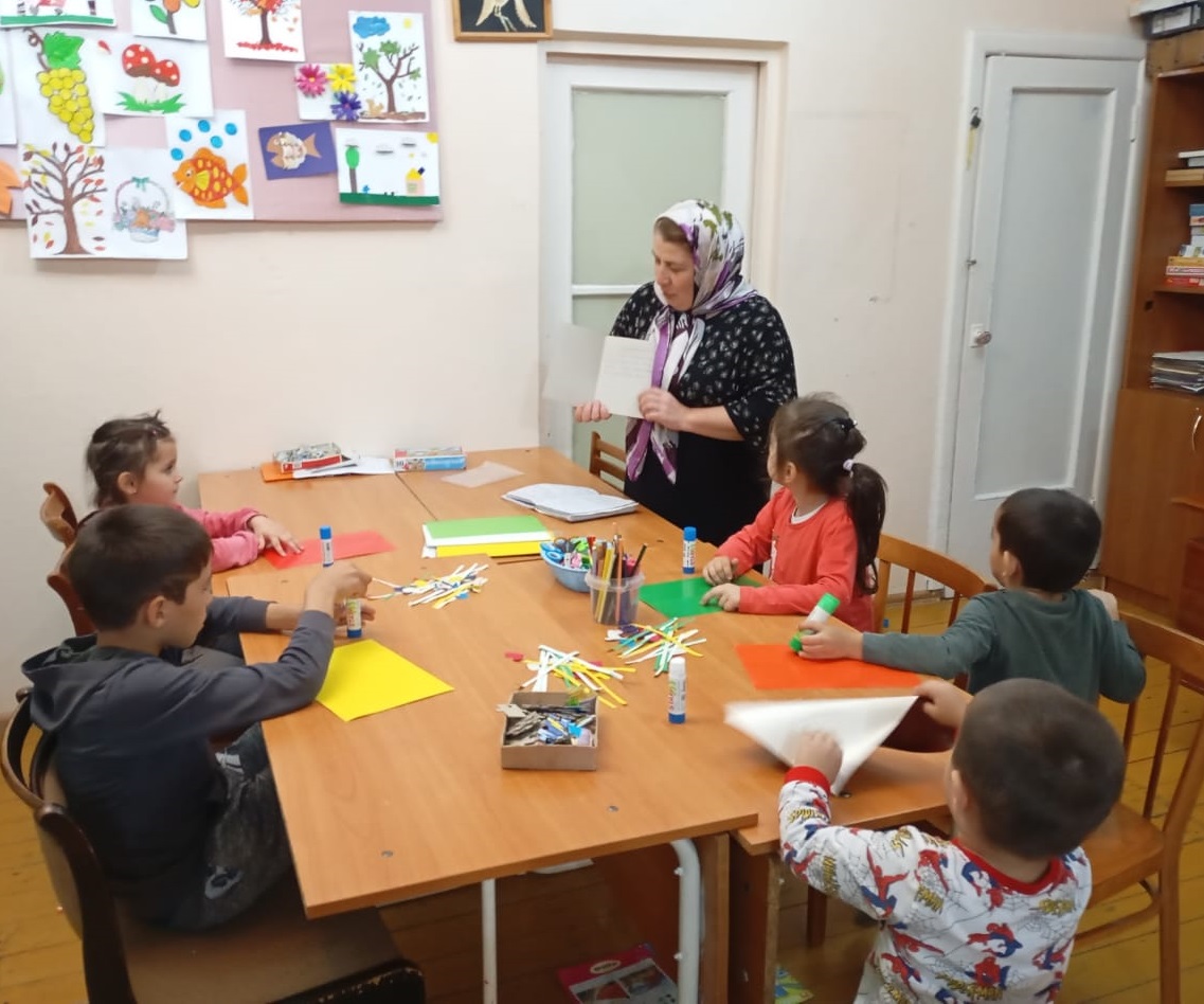 В Реабилитационном центре провели мастер-класс для детей «Открытка своими руками ко Дню матери».