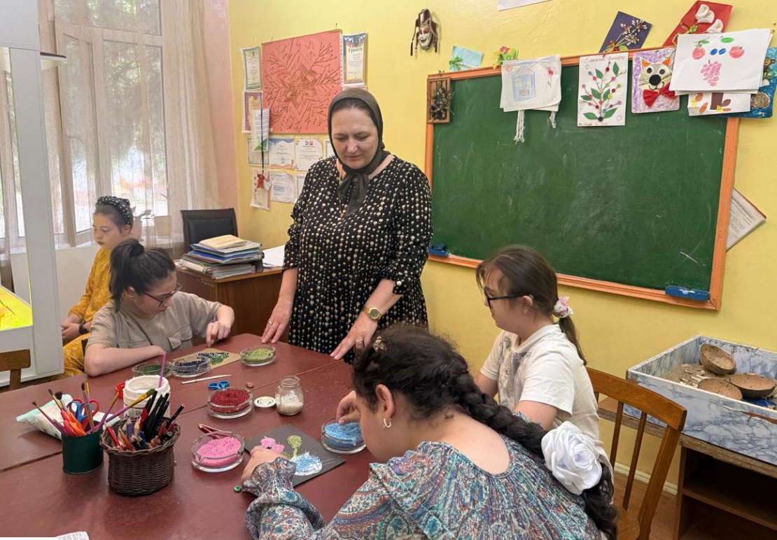 Одним из досуговых и развивающим мероприятием является занятие творчеством. Вот и у нас прошло очередное открытое занятие на тему «Картины из рассыпного бисера на клею»